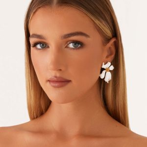 Avery Earrings - Pearl